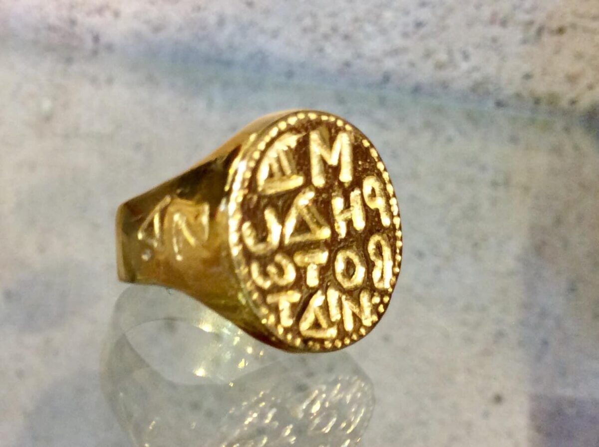 660A3A11-2017-4850-B6FB-9F595C39A0F1 ring