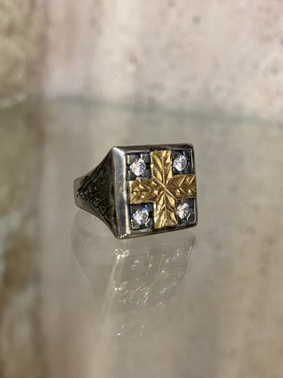 5954F6D0-B264-4824-BEE1-36D1DBCF384E Gold cross ring - Image 2