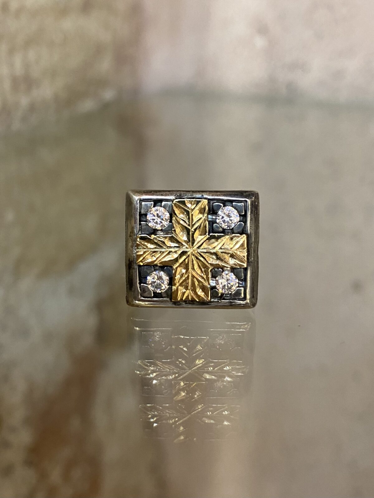 B893DC52-D2EC-4007-BD43-7790DAE6AE63 Gold cross ring - Image 1