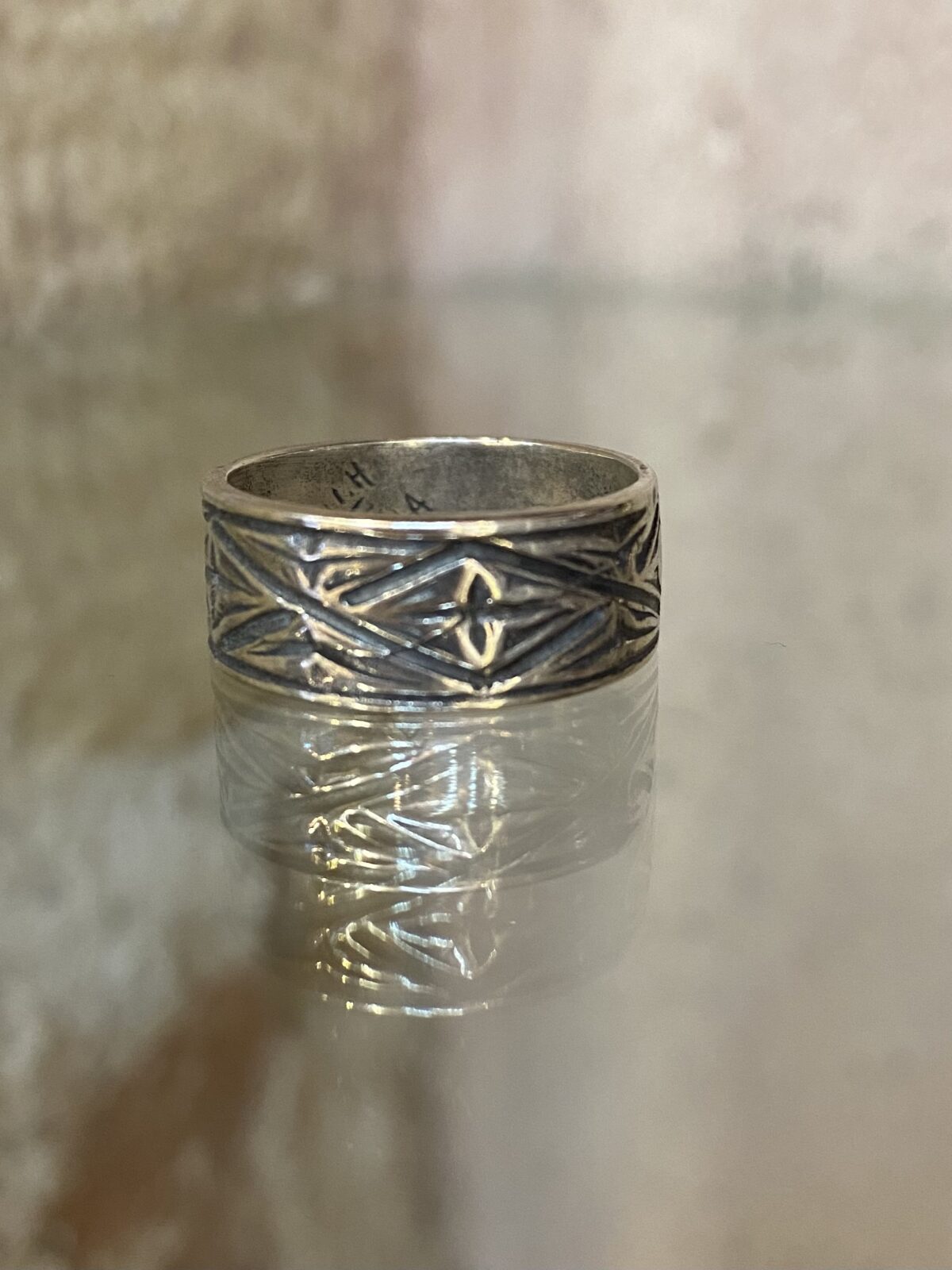 C6ADDED0-D438-4BA8-B652-EBEDA39A977C Wide engraved band - Image 1