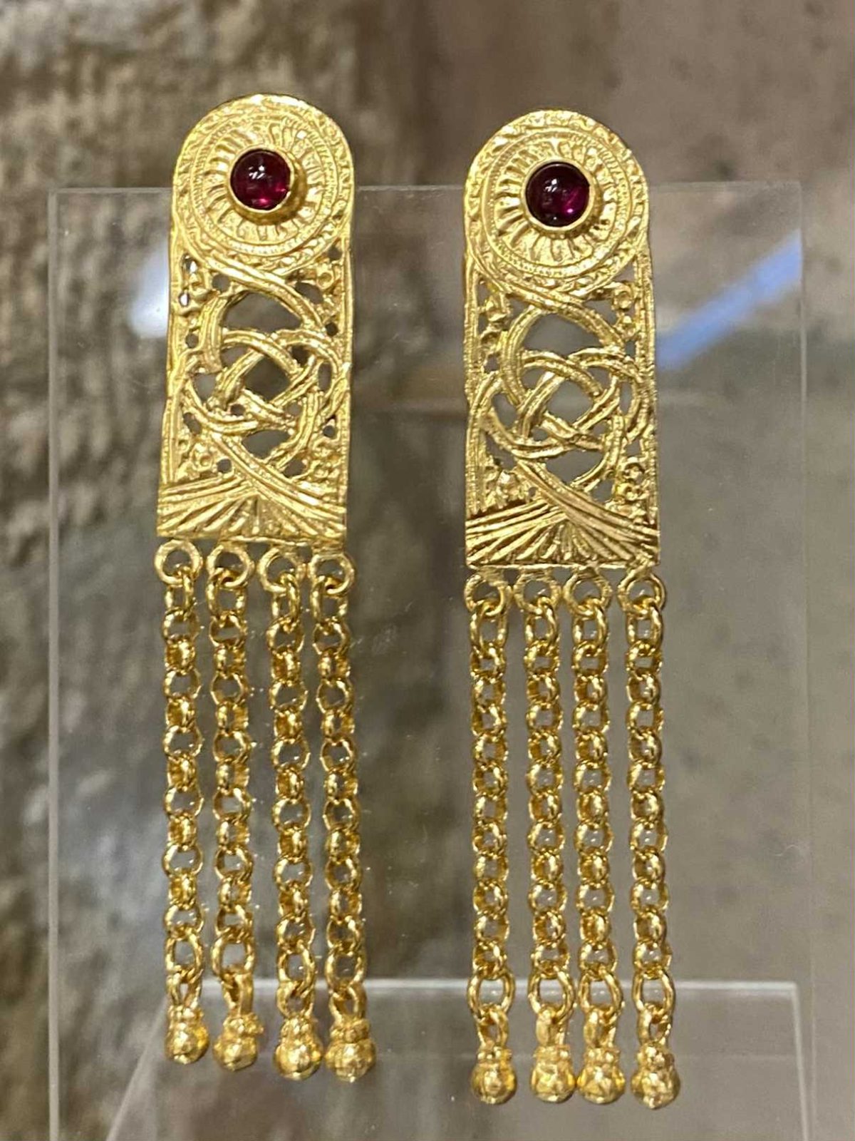 att.AAW2mvLFeEeYczJbRy19eaoK9fg593E24PERyximYHs Gold and garnet - Image 1