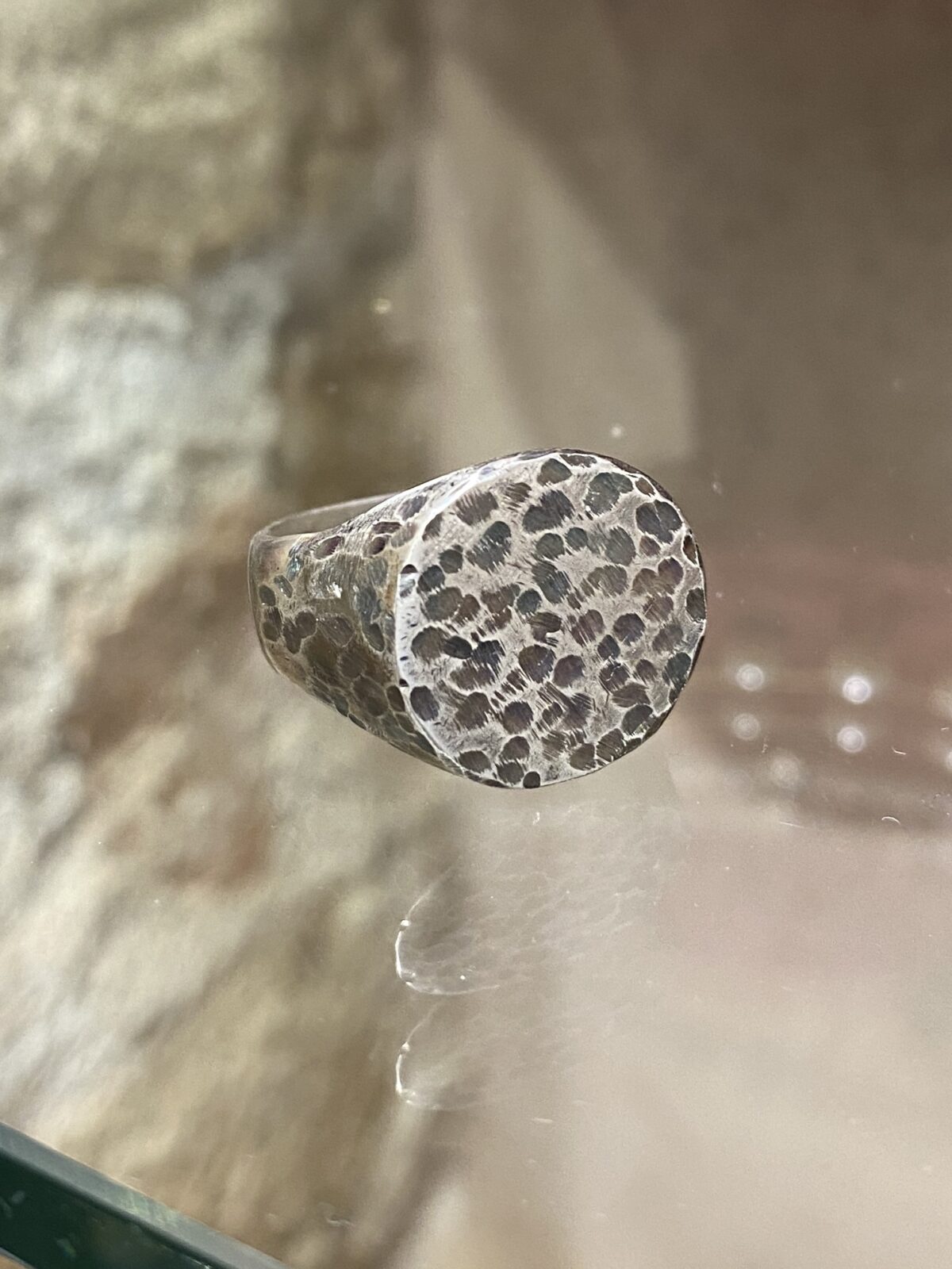 hammered signet ring - Image 1