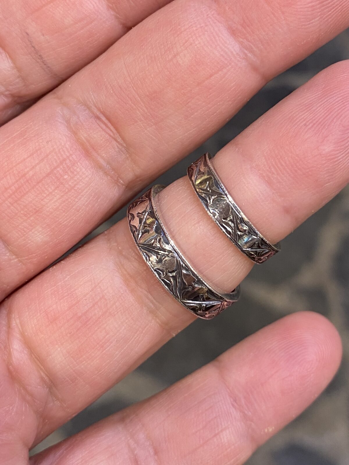 2 silver and gold rings - Image 2